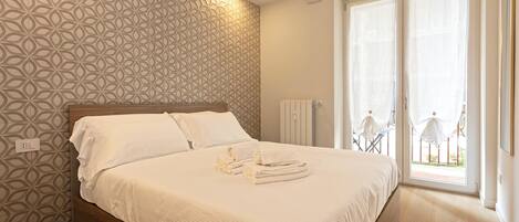 Iron/ironing board, free WiFi, bed sheets