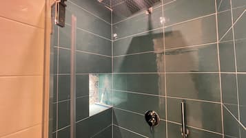 Dusche, Haartrockner, Bidet, Handtücher