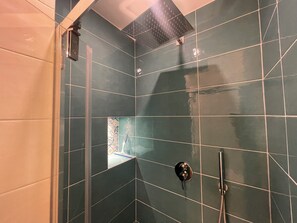 Suihku, hiustenkuivaaja, bidee, pyyhkeet