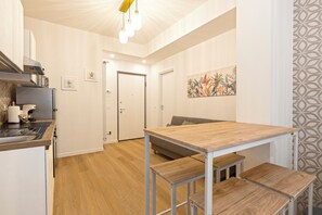 Een koelkast, een magnetron, een oven, een kookplaat