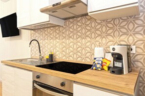 Fridge, microwave, oven, stovetop - Emerald BGY Charme Suite (Bergamo)