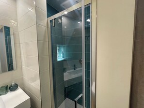 Shower, hair dryer, bidet, towels - Emerald BGY Charme Suite (Bergamo)