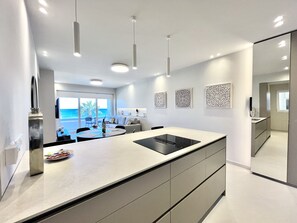 Jääkaappi, mikroaaltouuni, uuni, astianpesukone