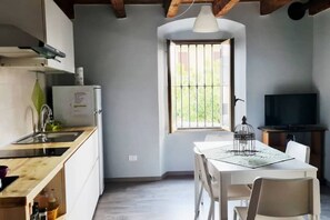 Fridge, microwave, stovetop, coffee/tea maker - Ander Apartment - Comfort and tranquility near the lake (Provincia di Brescia)