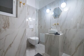 Asciugacapelli, asciugamani, sapone, shampoo