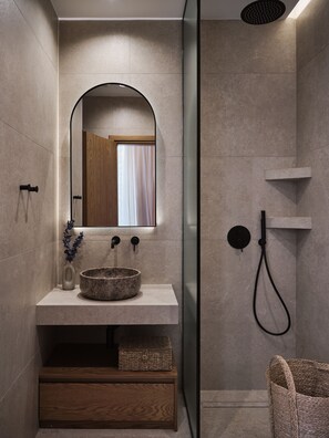 Een douche, een haardroger, handdoeken, zeep
