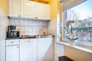 Réfrigérateur, surface de cuisson, cafetière-théière