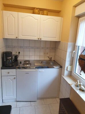 Fridge, stovetop, coffee/tea maker, electric kettle - Room 'Ferienzimmer Hühnernest Hirtenweg 3' with Wi-Fi (Zingst)