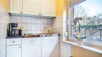 Kühlschrank, Herdplatte, Wasserkocher mit Kaffee-/Teezubehör