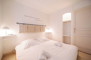 1 bedroom, free WiFi, bed sheets - L'Escapade du Port T2 air-conditioned parking terrace harbor view (Grimaud)