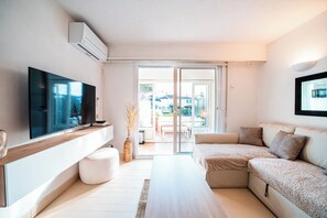Smart TV - L'Escapade du Port T2 air-conditioned parking terrace harbor view (Grimaud)