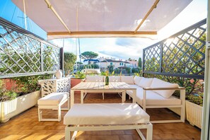 Outdoor dining - L'Escapade du Port T2 air-conditioned parking terrace harbor view (Grimaud)