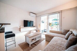 Smart TV - L'Escapade du Port T2 air-conditioned parking terrace harbor view (Grimaud)