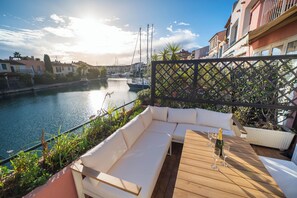 Property grounds - L'Escapade du Port T2 air-conditioned parking terrace harbor view (Grimaud)