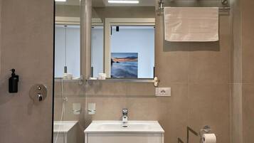 Dusche, Haartrockner, Bidet, Handtücher