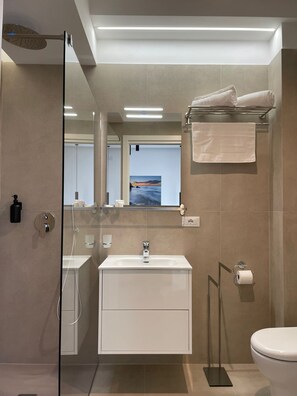 Dusche, Haartrockner, Bidet, Handtücher