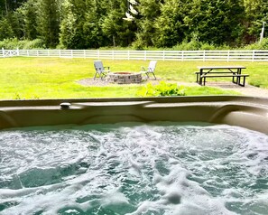 Outdoor spa tub - Forks Home in the Forest Hot Tub 3 bedroom plus bonus bed/office 2.5 bath (Forks)