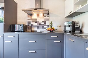 Jääkaappi, mikroaaltouuni, uuni, liesi