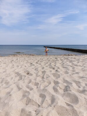 Beach nearby - Holiday Home 'Ferienhaus Kranichnest Am Hühnerhof' with Private Terrace, Private Garden and Wi-Fi (Zingst)