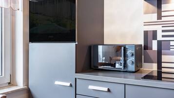 Réfrigérateur, micro-ondes, four, plaque de cuisson