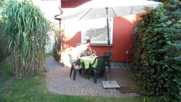 Outdoor dining - Holiday Home 'Ferienhaus Kranichnest Am Hühnerhof' with Private Terrace, Private Garden and Wi-Fi (Zingst)