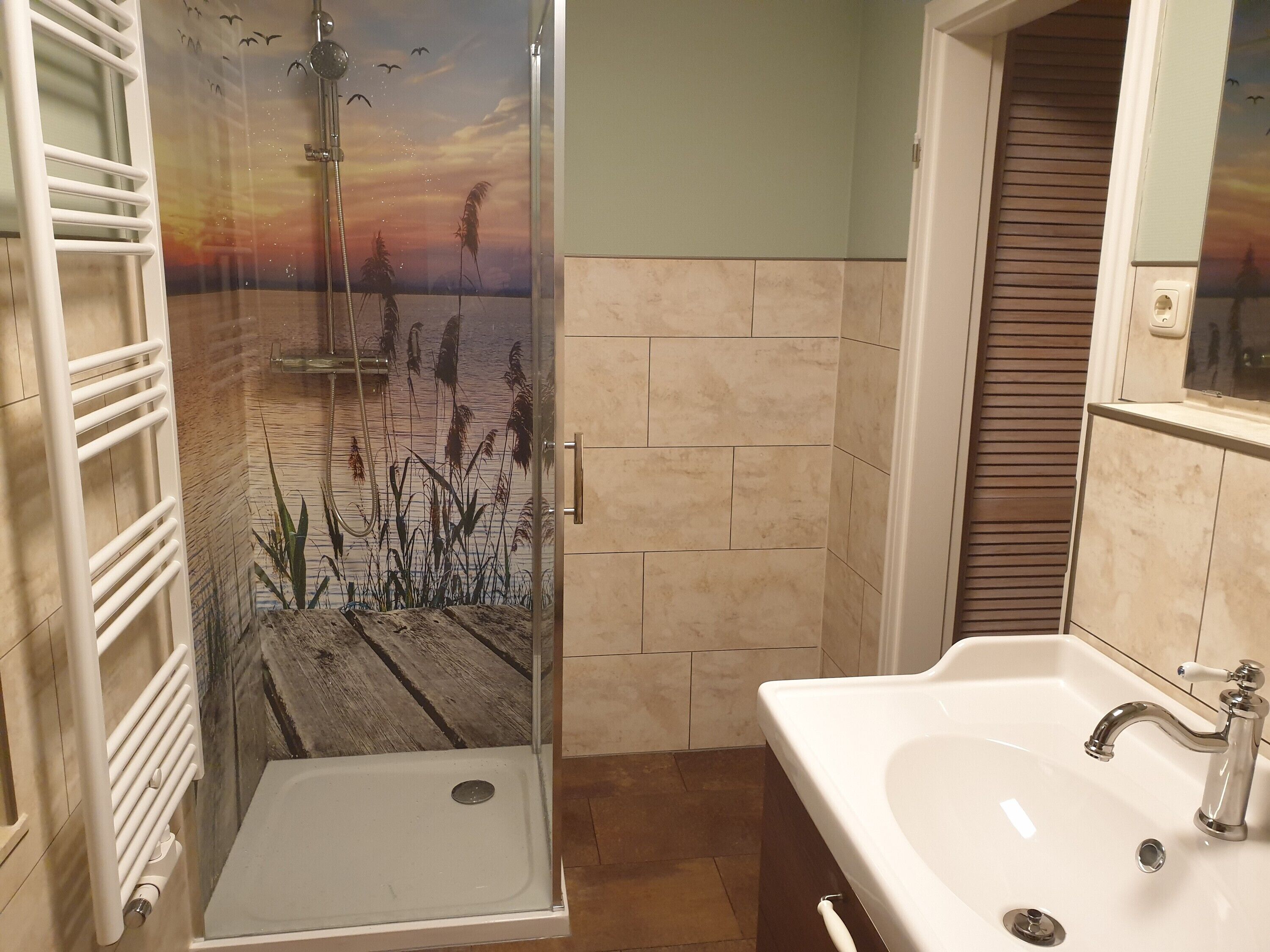 Chuveiro, secador de cabelo, toalhas de banho 