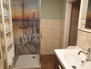 Shower, hair dryer, towels - Holiday Home 'Ferienhaus Kranichnest Am Hühnerhof' with Private Terrace, Private Garden and Wi-Fi (Zingst)