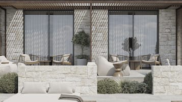 Una piscina al aire libre, tumbonas