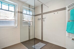 Een douche, een haardroger, handdoeken