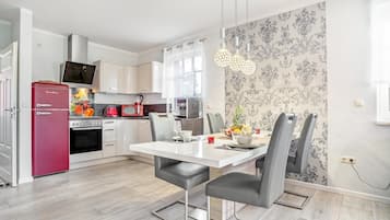 Réfrigérateur, micro-ondes, four, plaque de cuisson