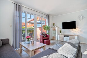 Televisie, een open haard, een dvd-speler en een stereo