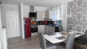 Private kitchen - Holiday Home 'Haus Windflüchter 3b' with Private Terrace, Private Garden and Wi-Fi (Zingst)