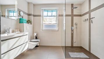 Dusche, Haartrockner, Handtücher