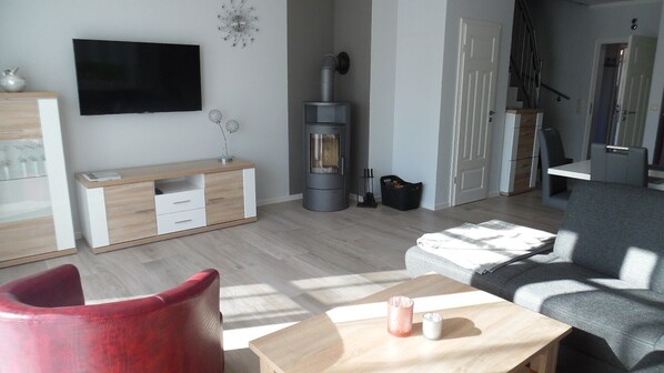 Living area - Holiday Home 'Haus Windflüchter 3b' with Private Terrace, Private Garden and Wi-Fi (Zingst)