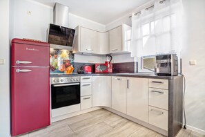 Kühlschrank, Mikrowelle, Ofen, Herdplatte