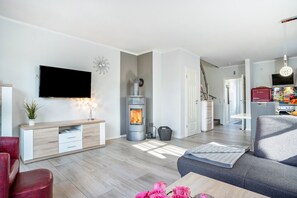 Fernseher, Kamin, DVD-Player, Stereoanlage