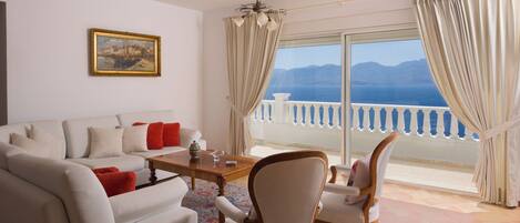 Huvila, merinäköala | Olohuone | 75–tuumainen äly-TV, jossa satelliittikanavat