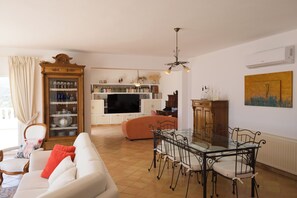 Villa, Meerblick | Wohnbereich | 75-Zoll-Smart-TV mit Satellitenempfang