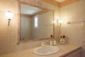 Villa, Meerblick | Badezimmer | Regendusche, kostenlose Toilettenartikel, Haartrockner, Handtücher
