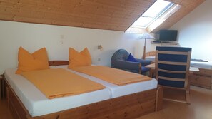 2 bedrooms, iron/ironing board, travel cot, free WiFi