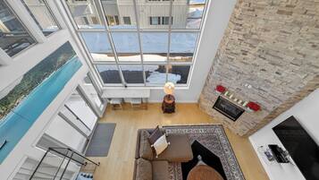 TV, fireplace