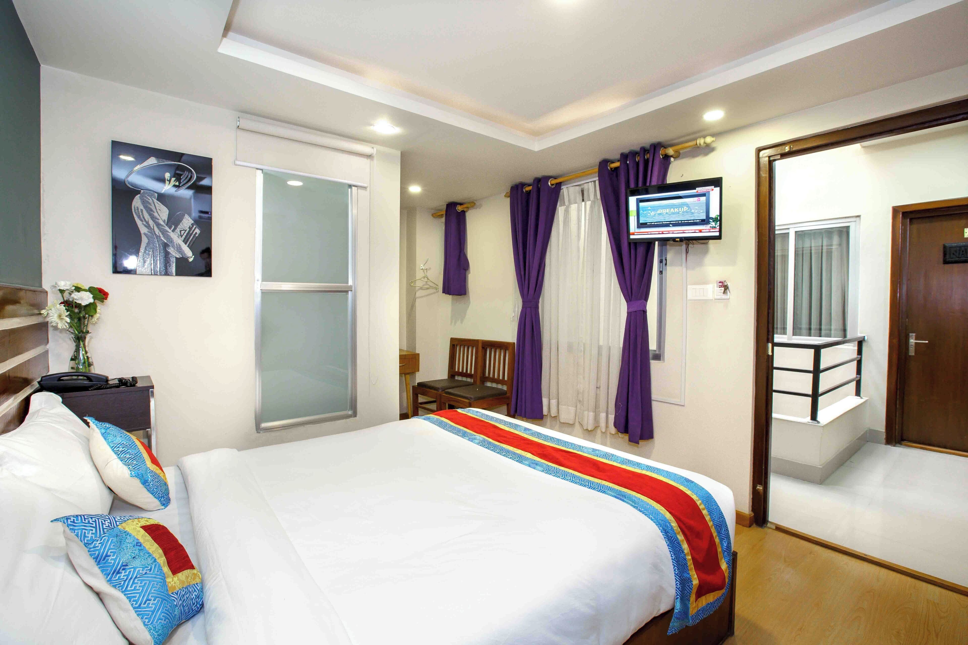 Kahden hengen deluxe-huone | Tallelokero huoneessa, silitysrauta/-lauta, ilmainen Wi-Fi