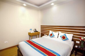 Kahden hengen deluxe-huone | Tallelokero huoneessa, silitysrauta/-lauta, ilmainen Wi-Fi