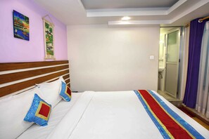 Kahden hengen deluxe-huone | Tallelokero huoneessa, silitysrauta/-lauta, ilmainen Wi-Fi