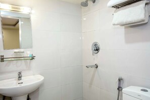 Kahden hengen deluxe-huone | Kylpyhuone | Ilmaiset hygieniatuotteet, hiustenkuivaaja, pyyhkeet, saippua