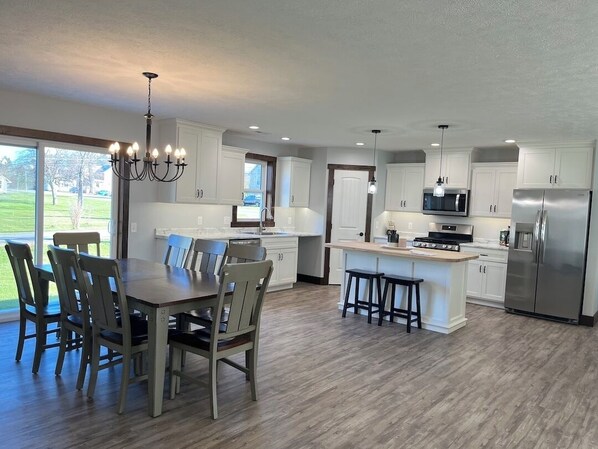 Four à micro-ondes, un four, surface de cuisson, lave-vaisselle