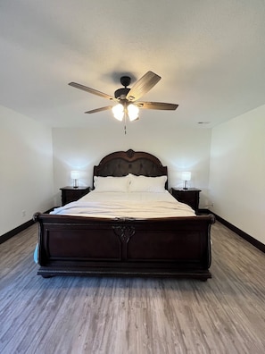 4 bedrooms, iron/ironing board, WiFi, bed sheets