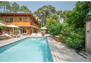 Outdoor pool, a heated pool - L'écrin du Ferret *Swimming pool *Air conditioning *Spa (Lège-Cap-Ferret)