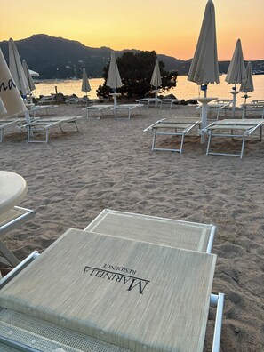 Plage privée, chaises longues, parasols, massages sur la plage