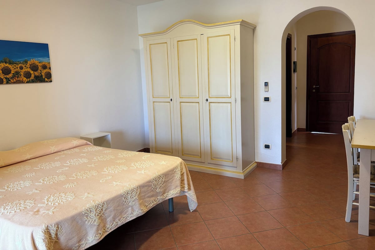 Studio | Desk, laptop workspace